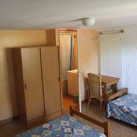 Отель Les Deux Freres Echandelys Экстерьер фото