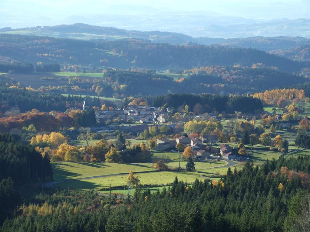 Отель Les Deux Freres Echandelys Экстерьер фото